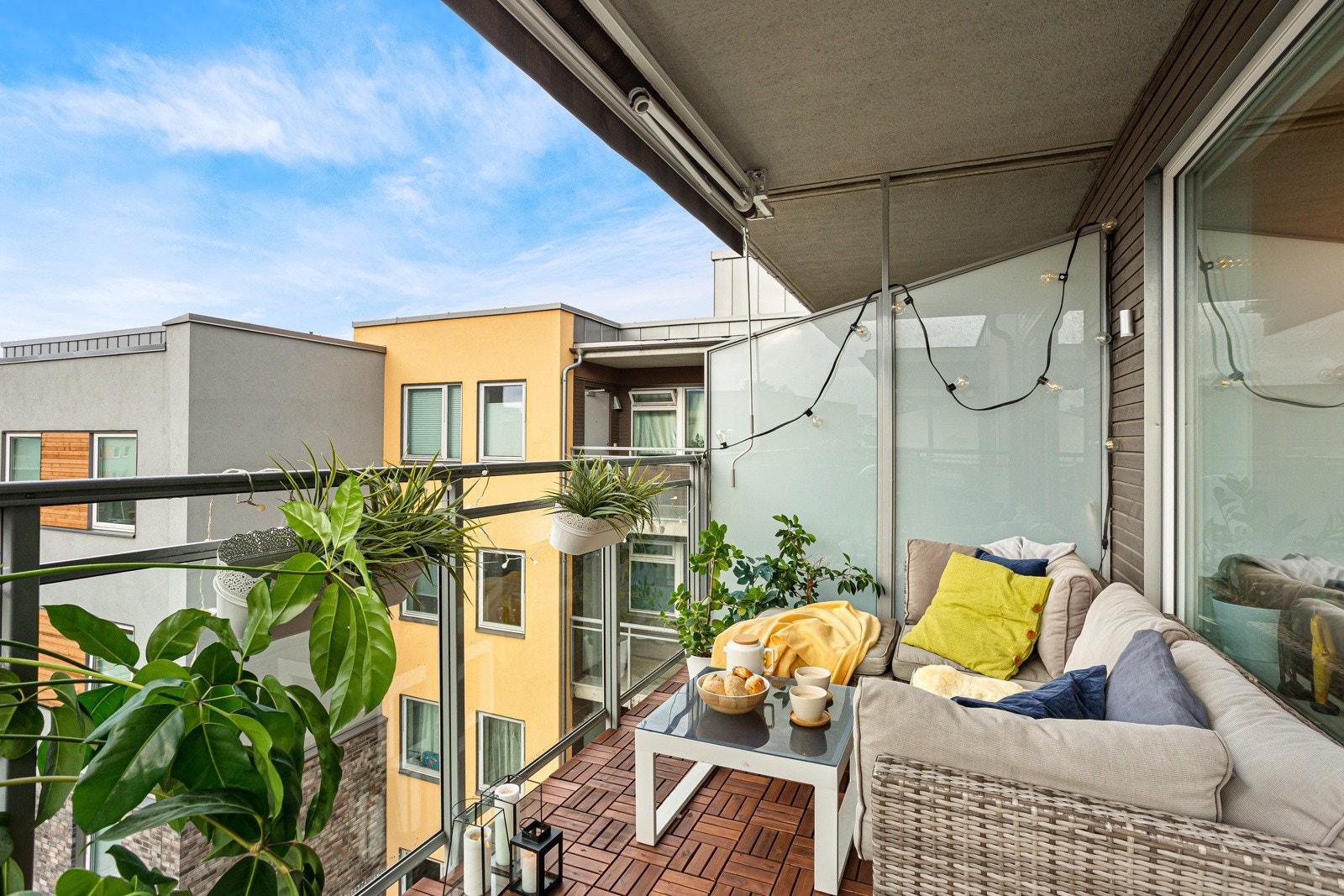 Balkongen har god plass til utemøbler og svært gode solforhold. Galleribilde