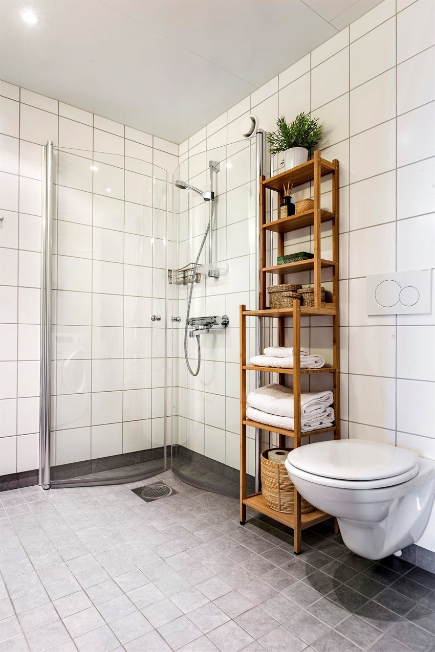 Pent baderom med tidløse flis- og materialvalg. Galleribilde