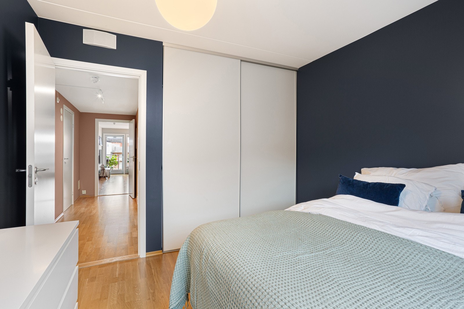 Meget gode oppbevaringsmuligheter i stor fastmontert skyvedørsgarderobe. Galleribilde