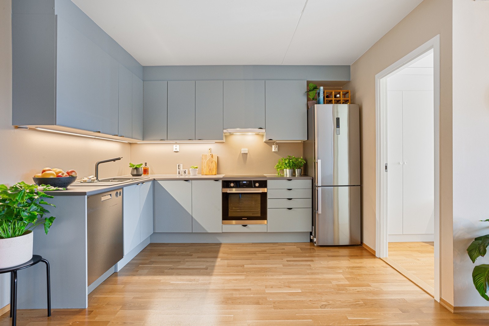 Lekkert kjøkken fra Sigdal. Kjøkkenfronter er lakkert i en delikat blåfarge. Galleribilde