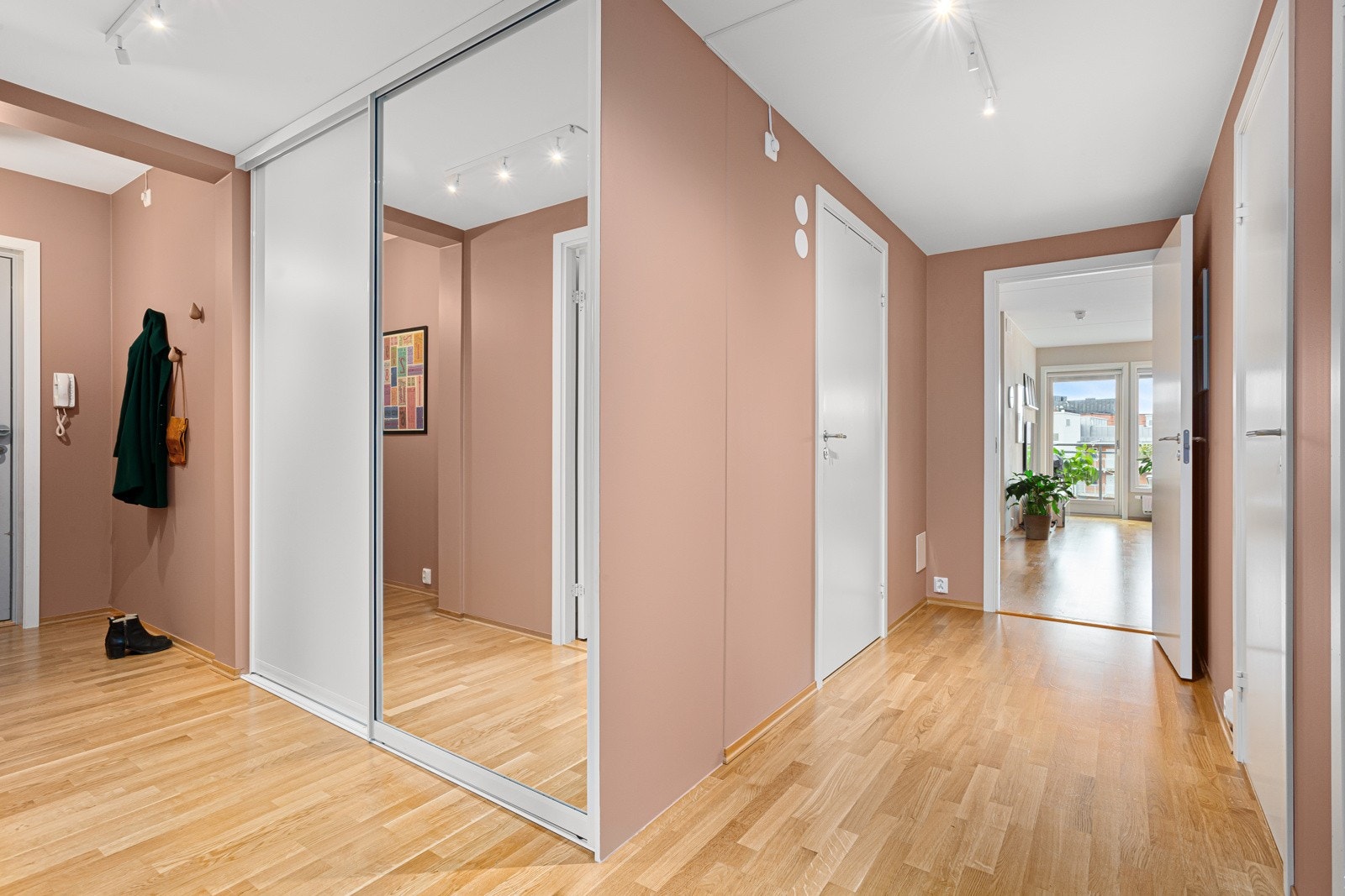 Meget gode oppbevaringsmuligheter i stor fastmontert skyvedørsgarderobe i gangen. Galleribilde