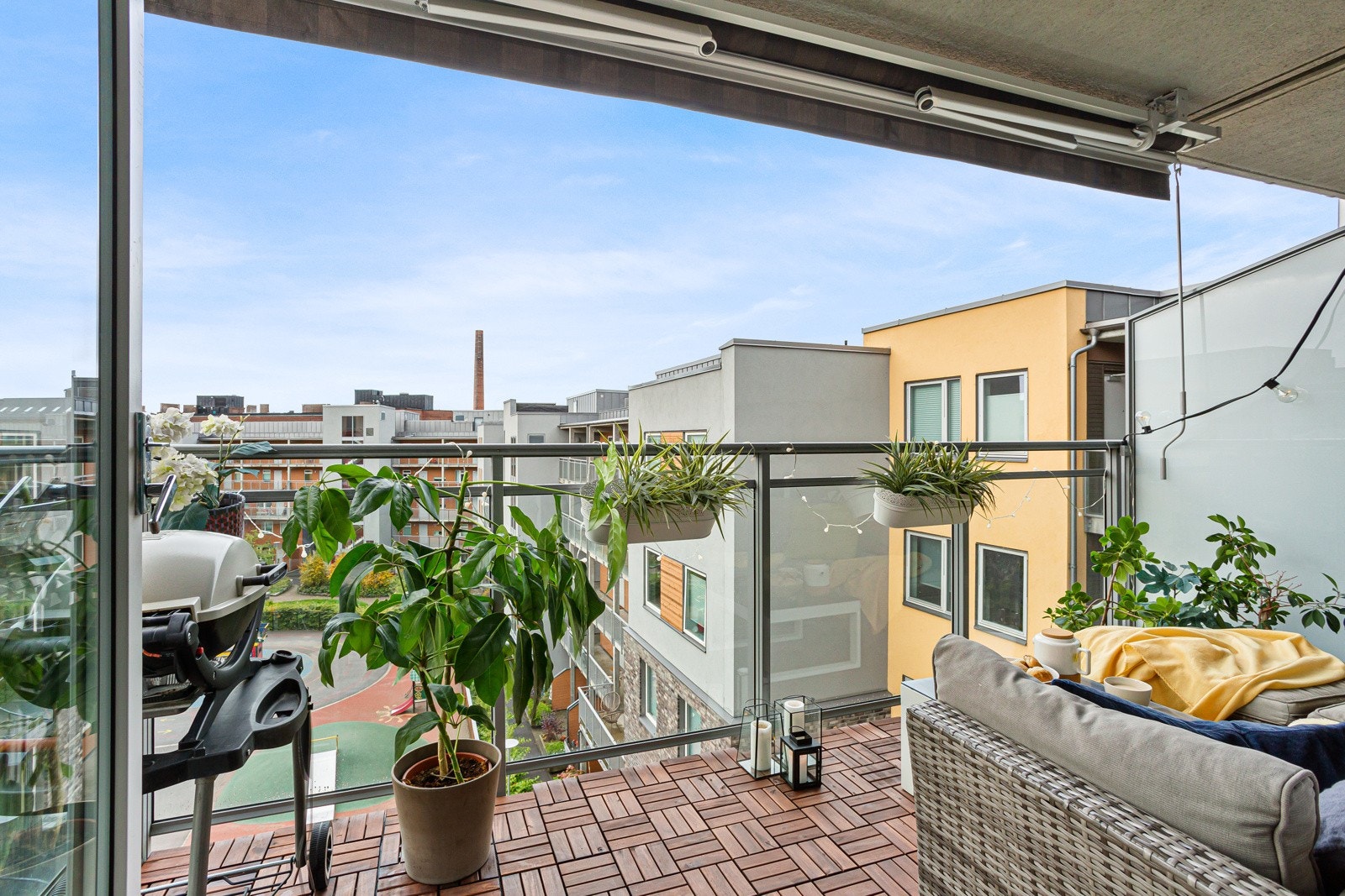 Boligen har en hyggelig syd-vestvendt balkong på 7,8 kvm mot hyggelig bakgård og flotte lekeområder. Galleribilde