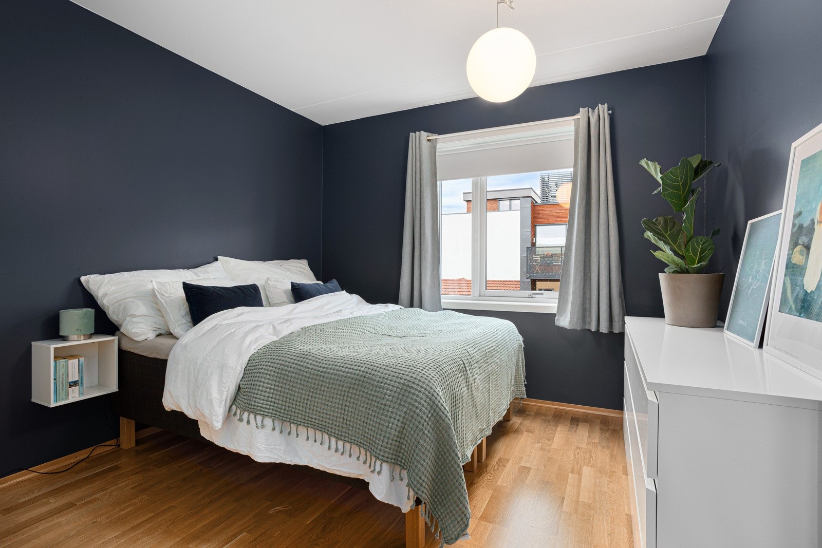 Romslig hovedsoverom med god plass til dobbeltseng med tilhørende nattbord. Galleribilde