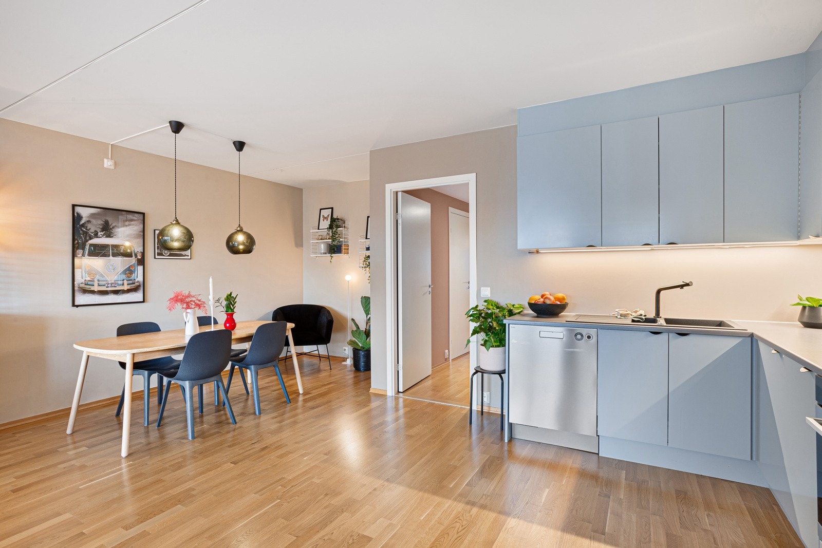 Sosial og åpen løsning mot spisestuen og stuen. Galleribilde