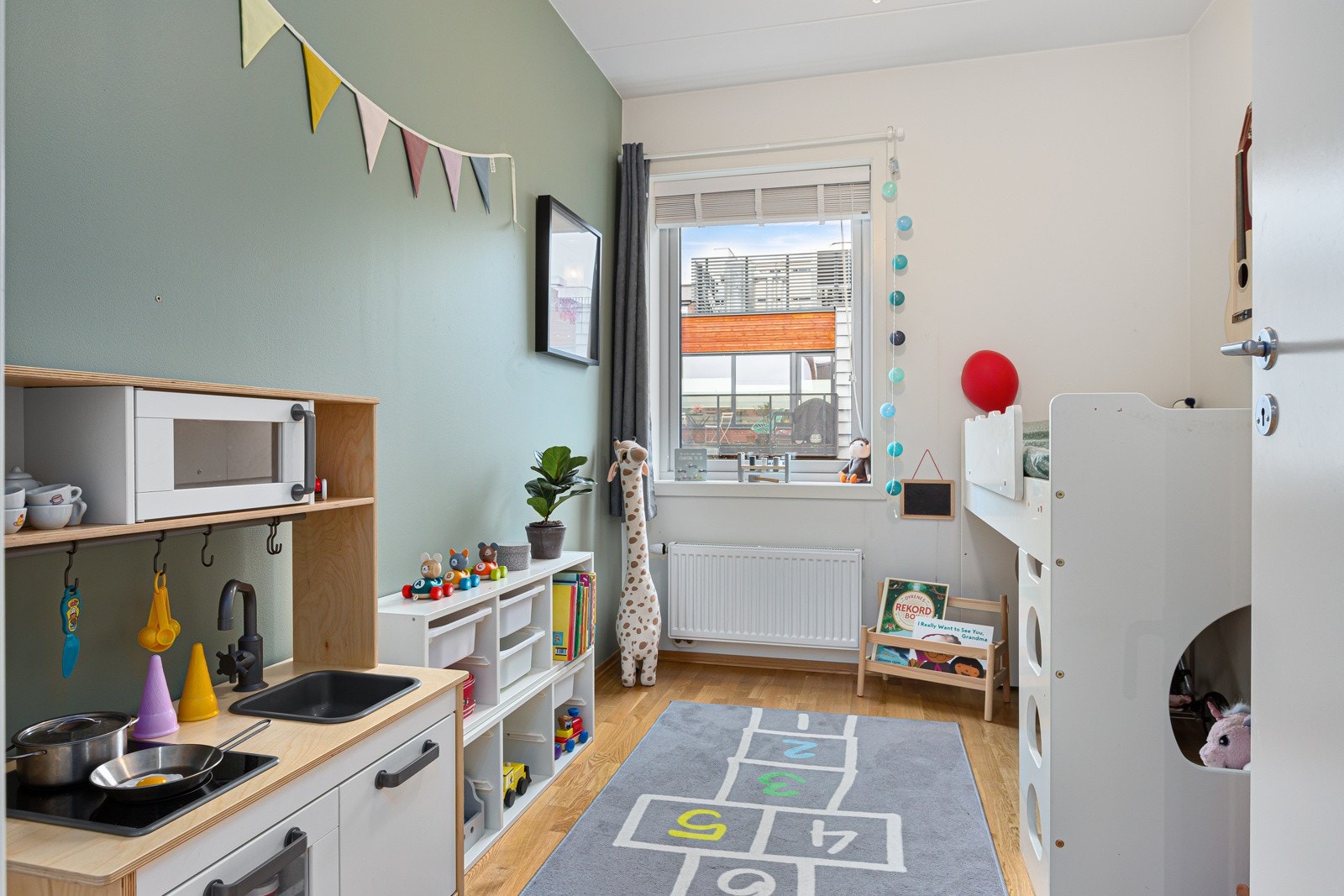 Hyggelig soverom vegg i vegg med hovedsoverommet. Galleribilde