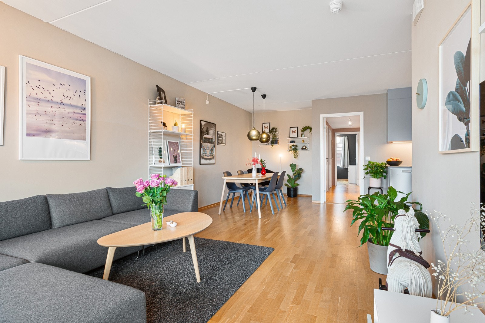 Stor og luftig stue med gode innredningsmuligheter. Galleribilde