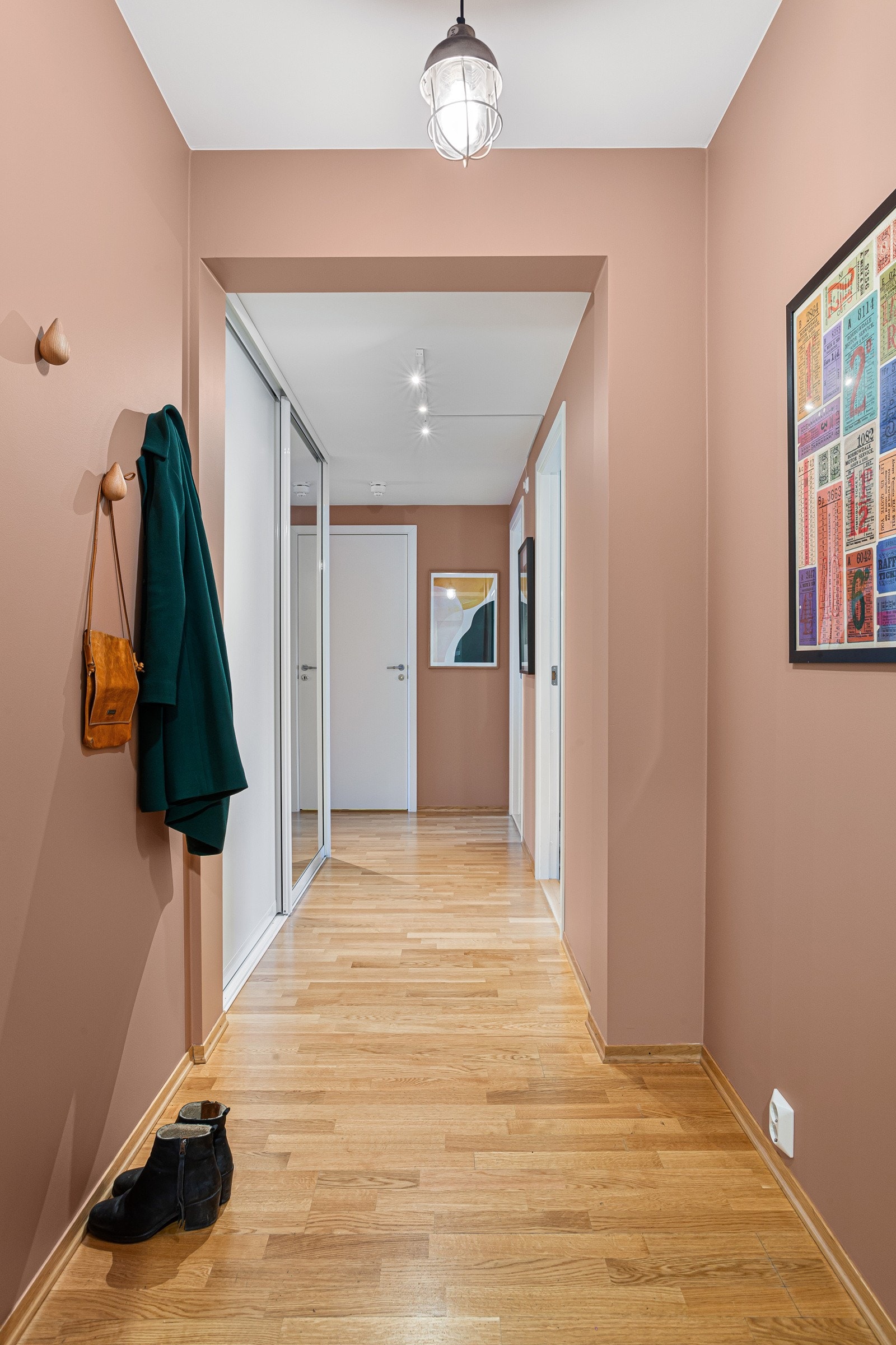 Gangen er nylig malt i en stilsikker moderne farge. Galleribilde