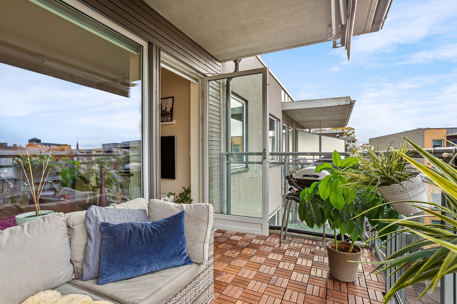 Balkongen er overbygd og det er montert markise for solskjerming. Galleribilde