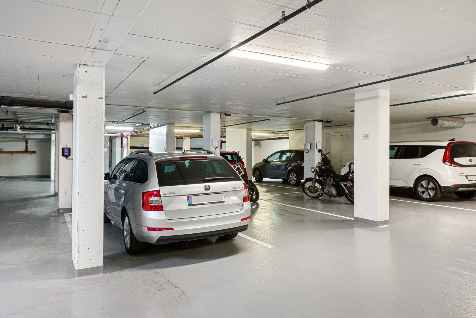 Med boligen følger en egen biloppstillingsplass med ladepunkt i felles oppvarmet og avlåst garasjenalegg. Galleribilde