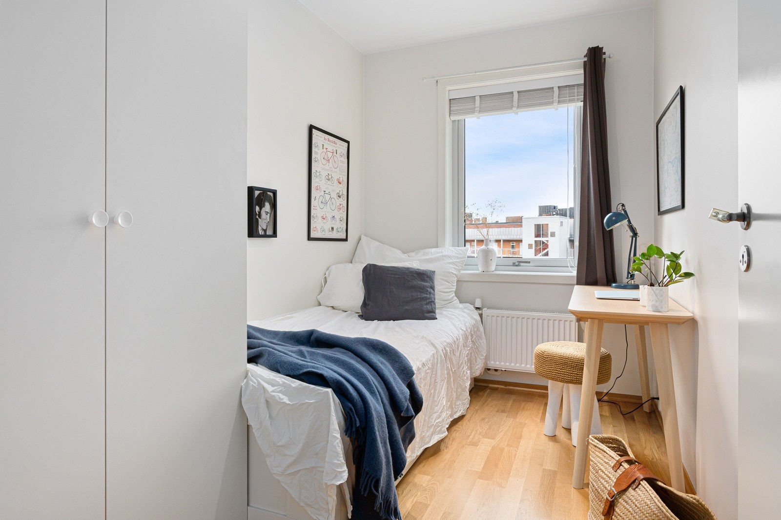 Soverom 3 med adkomst fra kjøkkenet. Hyggelig hjemmekontor og gjesterom. Galleribilde