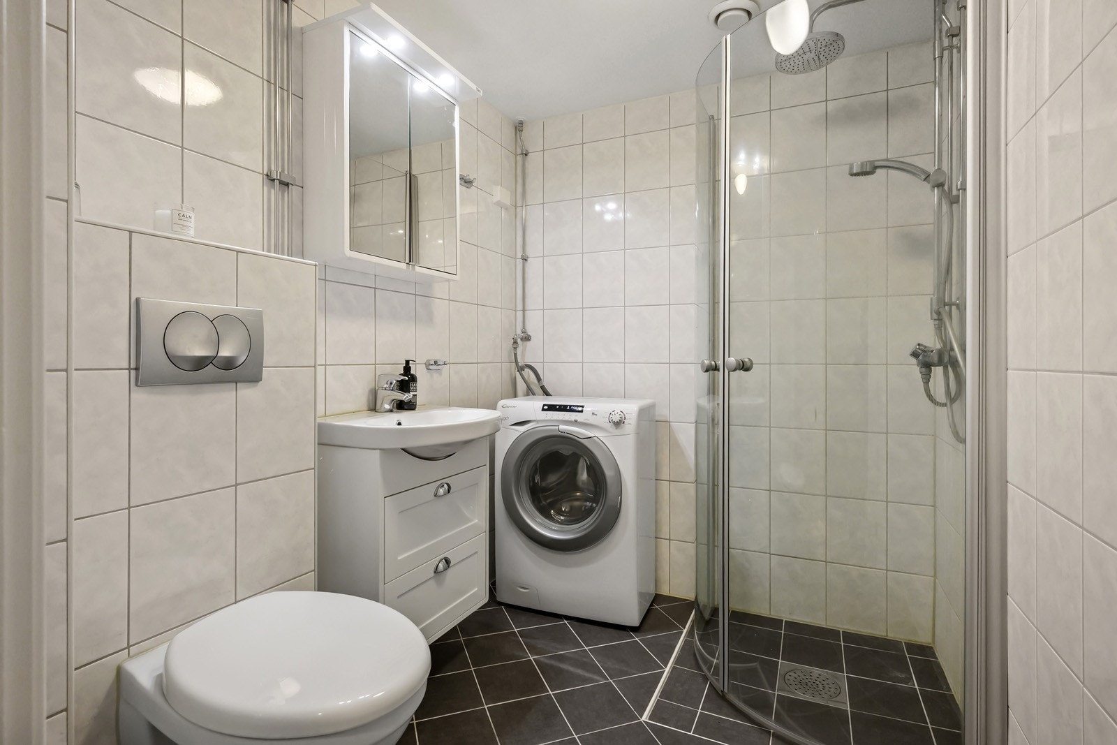 Nyere bad fra 2014 med dusjhjørne, servant og wc - plass til vaskemaskin Galleribilde