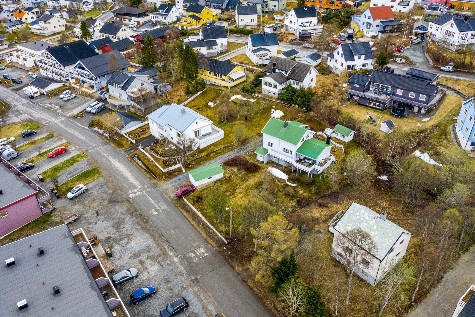 Tomten ligger i et barnevennlig og godt etablert nabolag