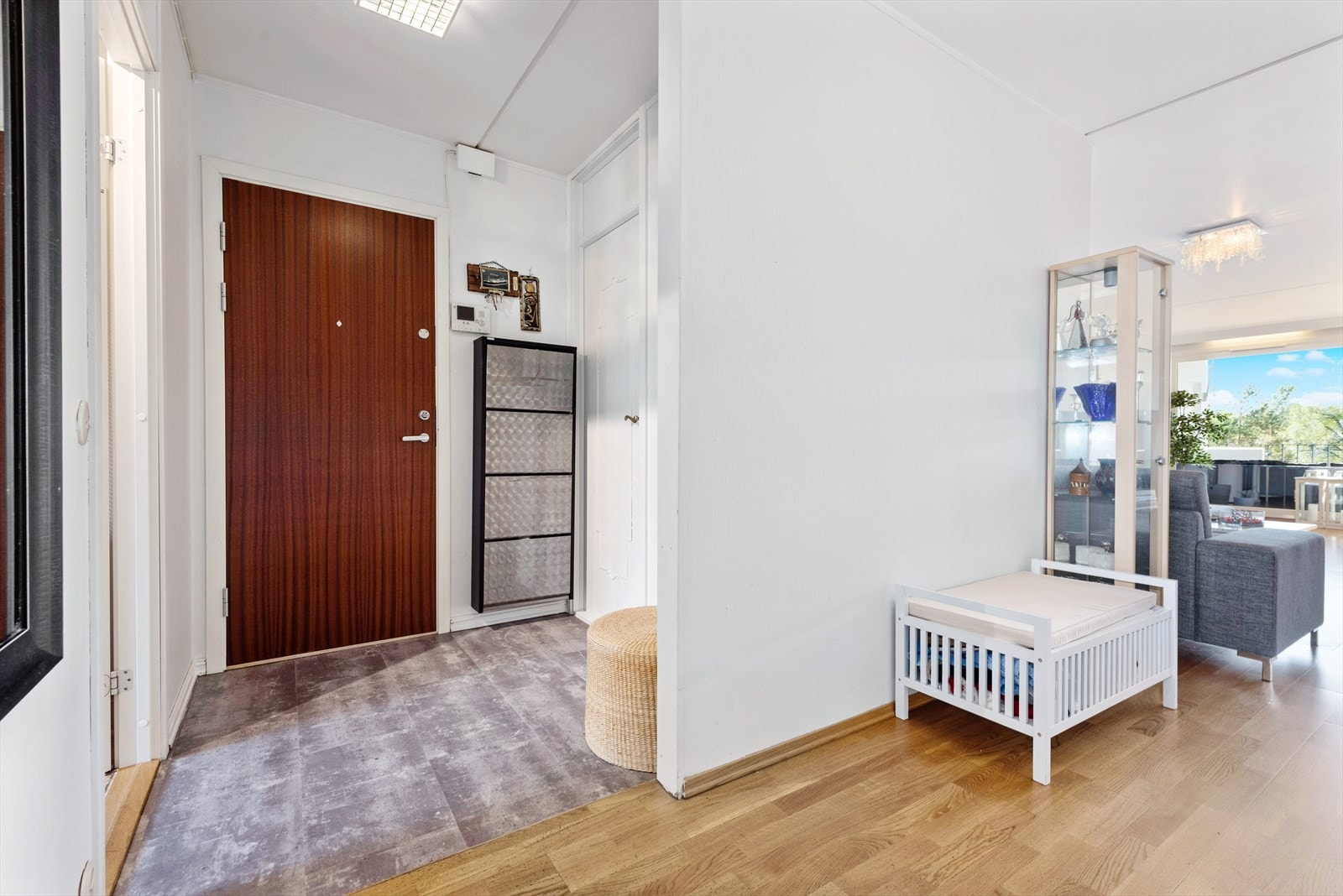 Romslig entré med tilhørende garderobe/bod. Galleribilde