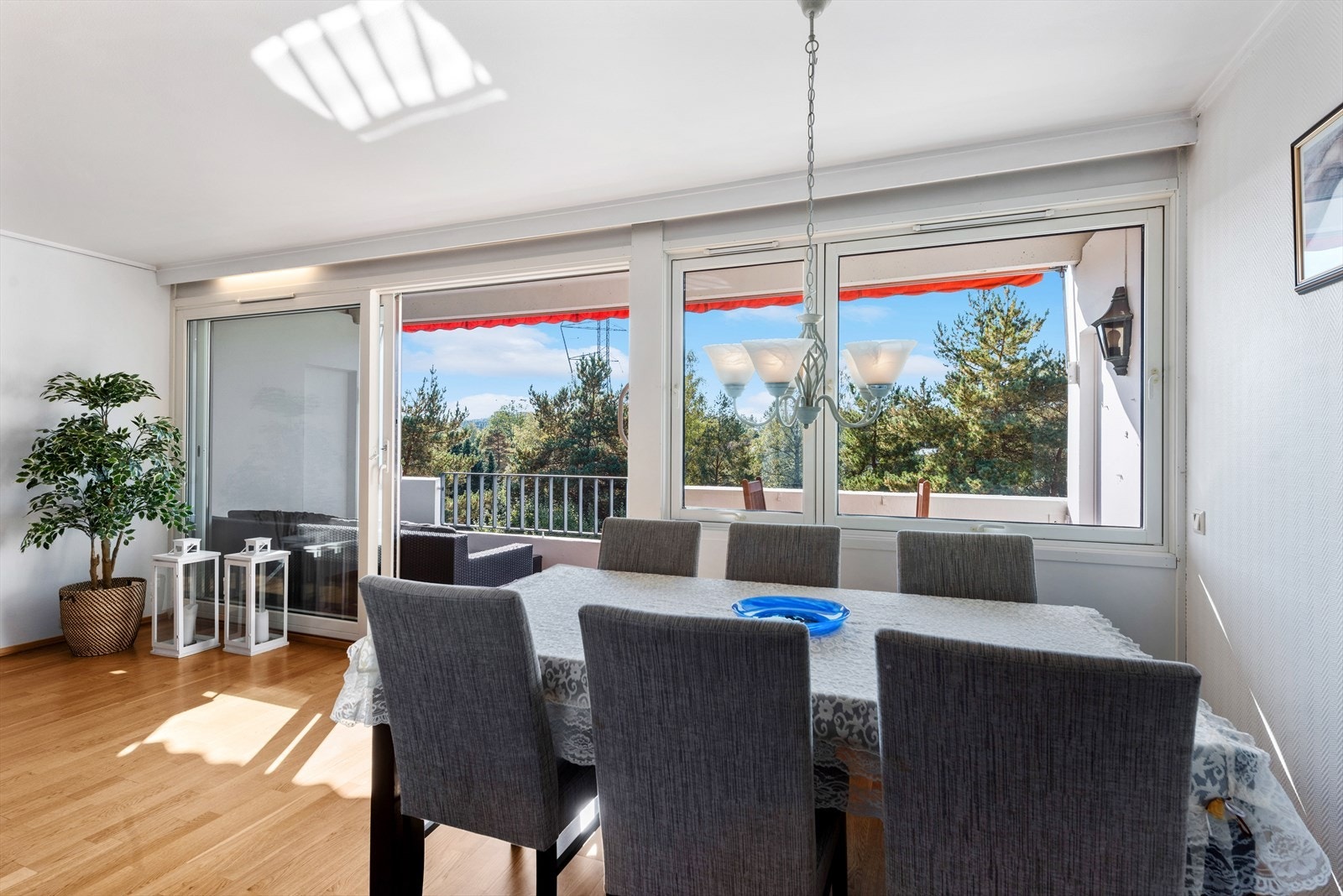 Store vindusflater gir rikelig med naturlig lys. Galleribilde