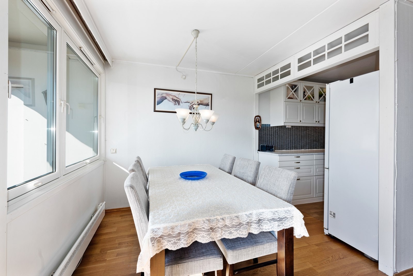 God plass til tilhørende spisebord ved kjøkken. Galleribilde