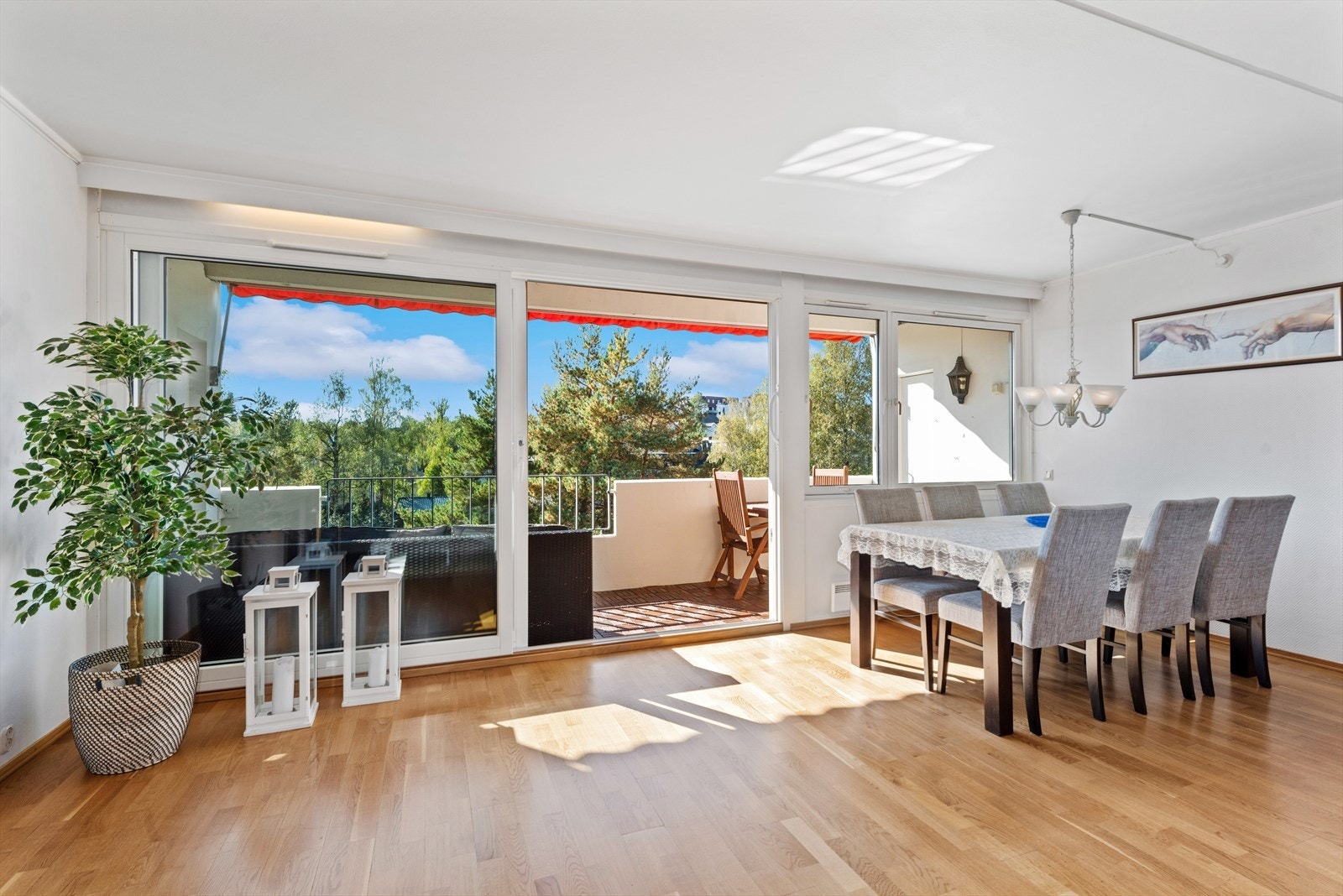 Store vindusflater i stuen, og utgang til en solfylt balkong. Galleribilde