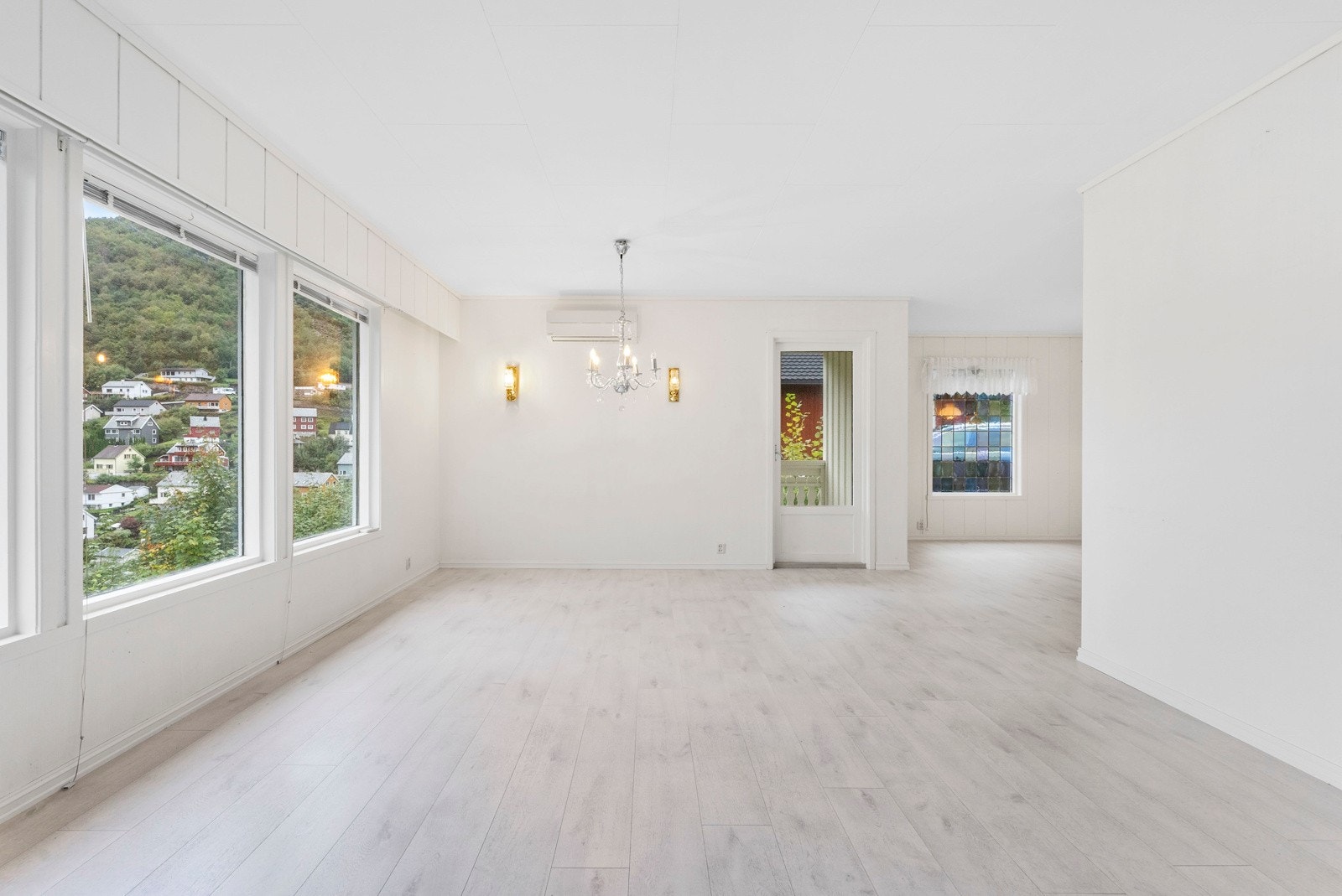 Stue hovedplan med utgang til sør/vestvendt veranda Galleribilde