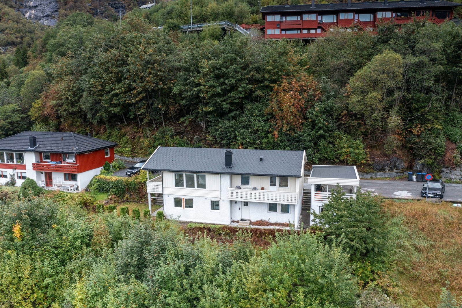 Eiendommen er utbygd med enebolig over to plan + carport m/bod Galleribilde