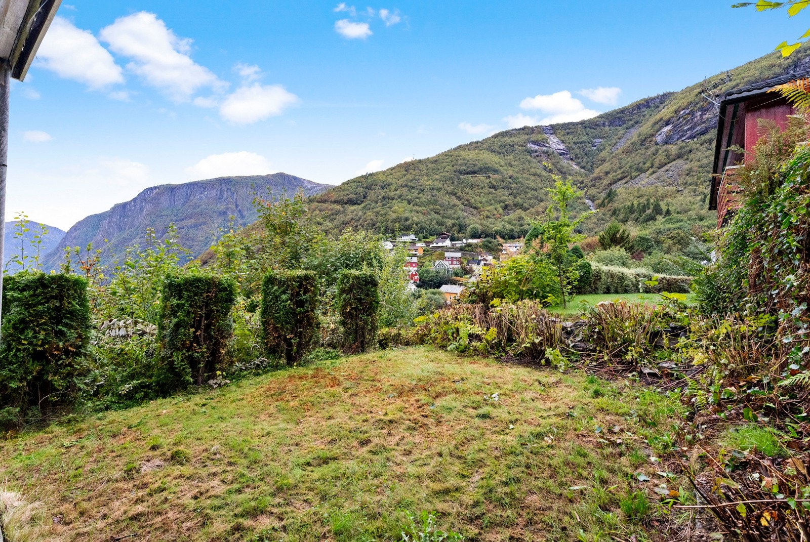 Hage på nedsiden av boligen som vender mot sør/vest - tilkomst via utvendig trapp fra tunet på oppsiden Galleribilde