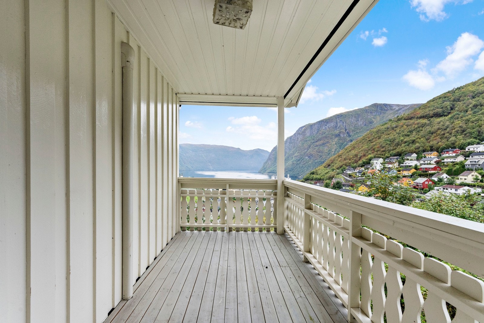 Takoverbygget veranda i tilknytning til stua på hovedplan Galleribilde