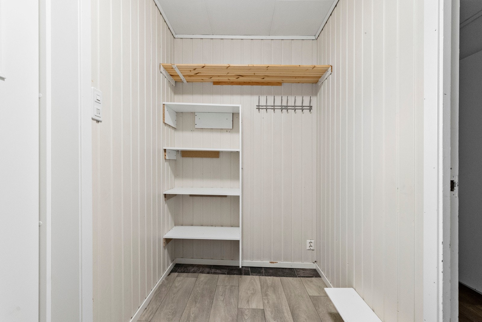 Gang i underetasjen - deler av underetasjen er innredet med en egen hybel Galleribilde