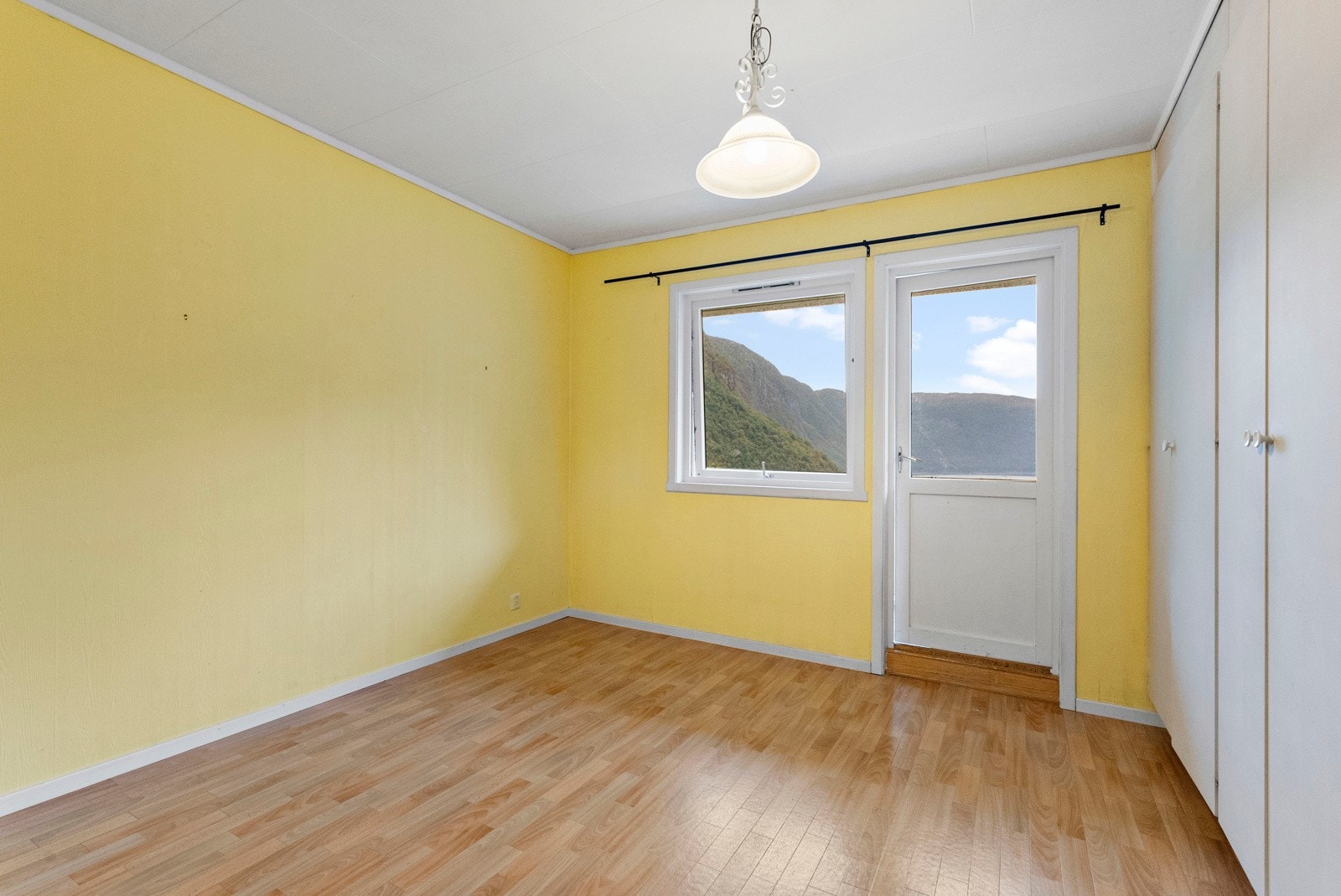 Soverom 3 av 3 på hovedplan - dette med utgang til sørvendt balkong Galleribilde