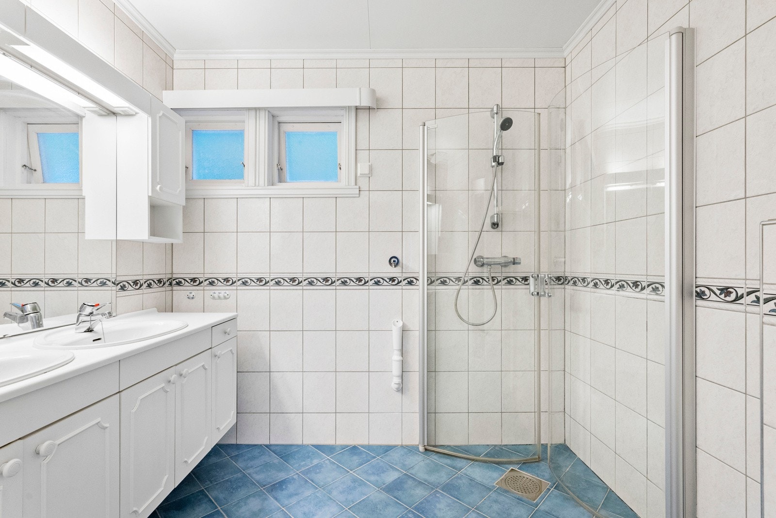 Flislagt bad på hovedplan Galleribilde