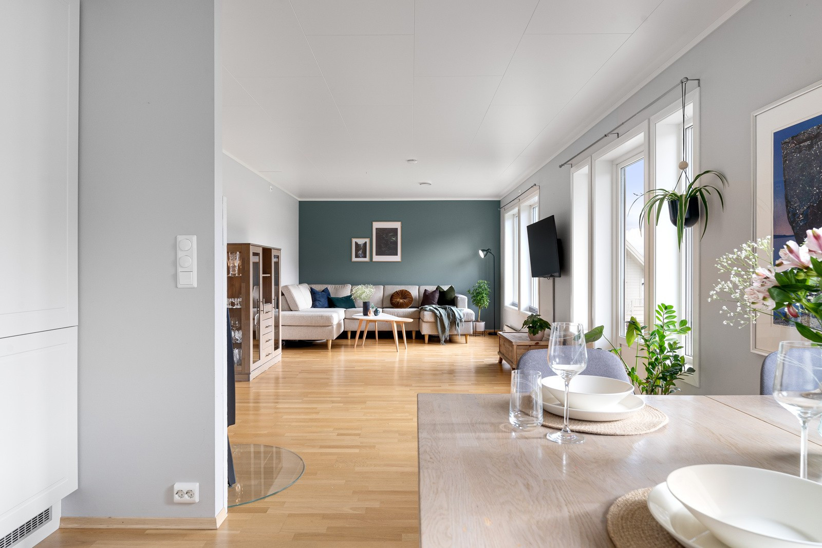 I stuen er det store vindusflater som sikrer rikelig med innslipp av naturlig lys.