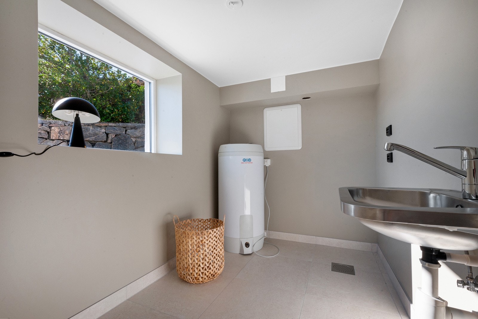 Separat vaskerom med fliselagt gulv og varmekabler. Galleribilde