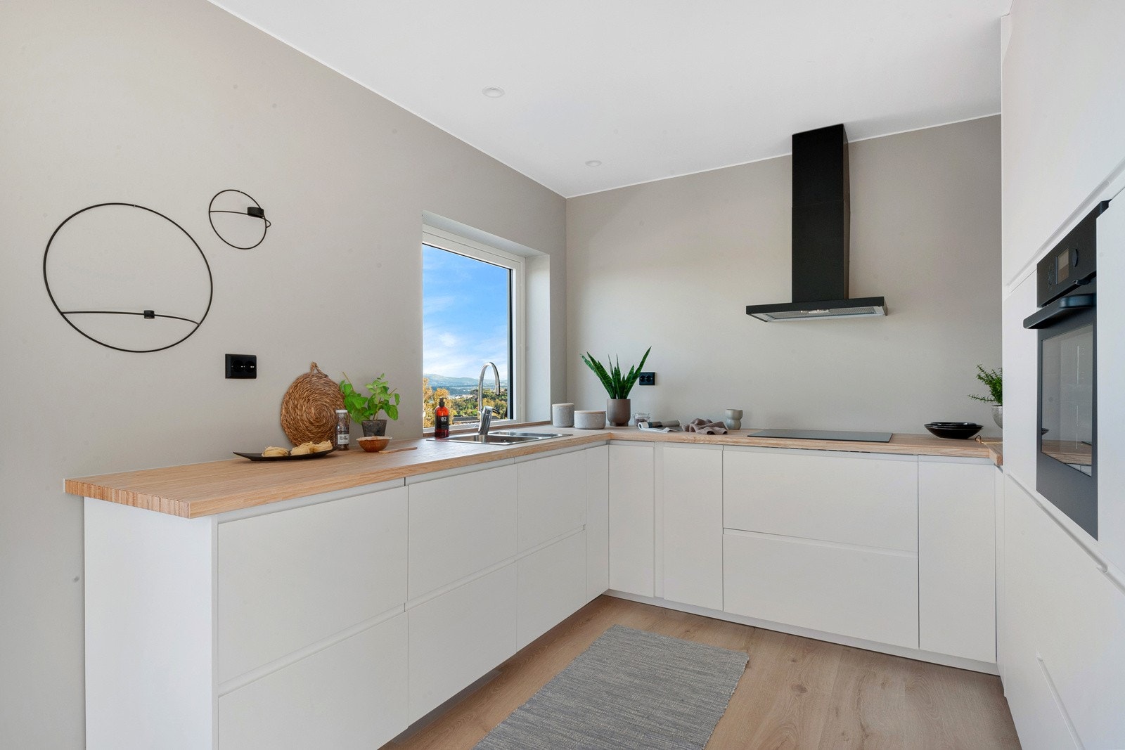 Her er det rikelig med skap- og benkeplass. Galleribilde