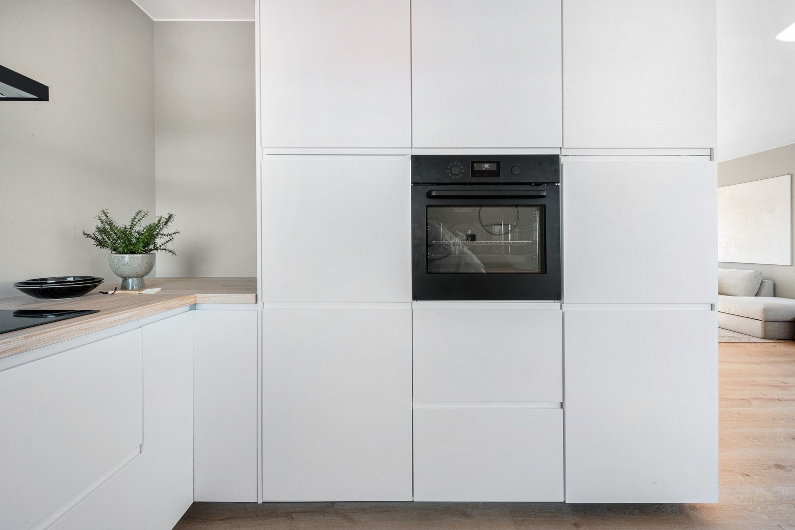 Integrert indusksjonstopp, stekeovn, oppvaskmaskin og kjøleskap med frysedel. Galleribilde