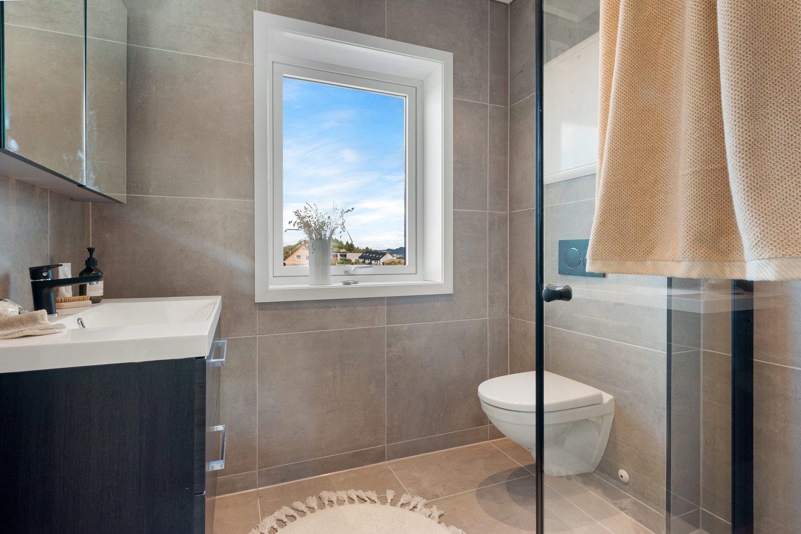 Fine dusjsoner, veggfestet wc og pen innredning. Galleribilde