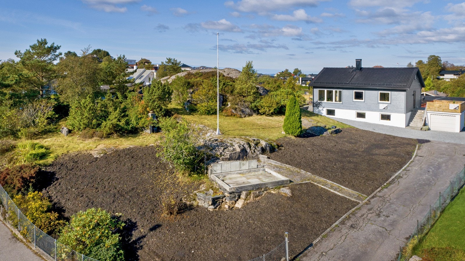 Drenert ved fronten av huset. Ny ledning i front og nymalt fasade. Galleribilde