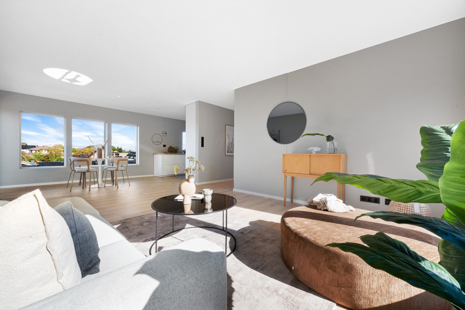 Lys og luftig stue med god plass til sittegruppe og spisebord Galleribilde