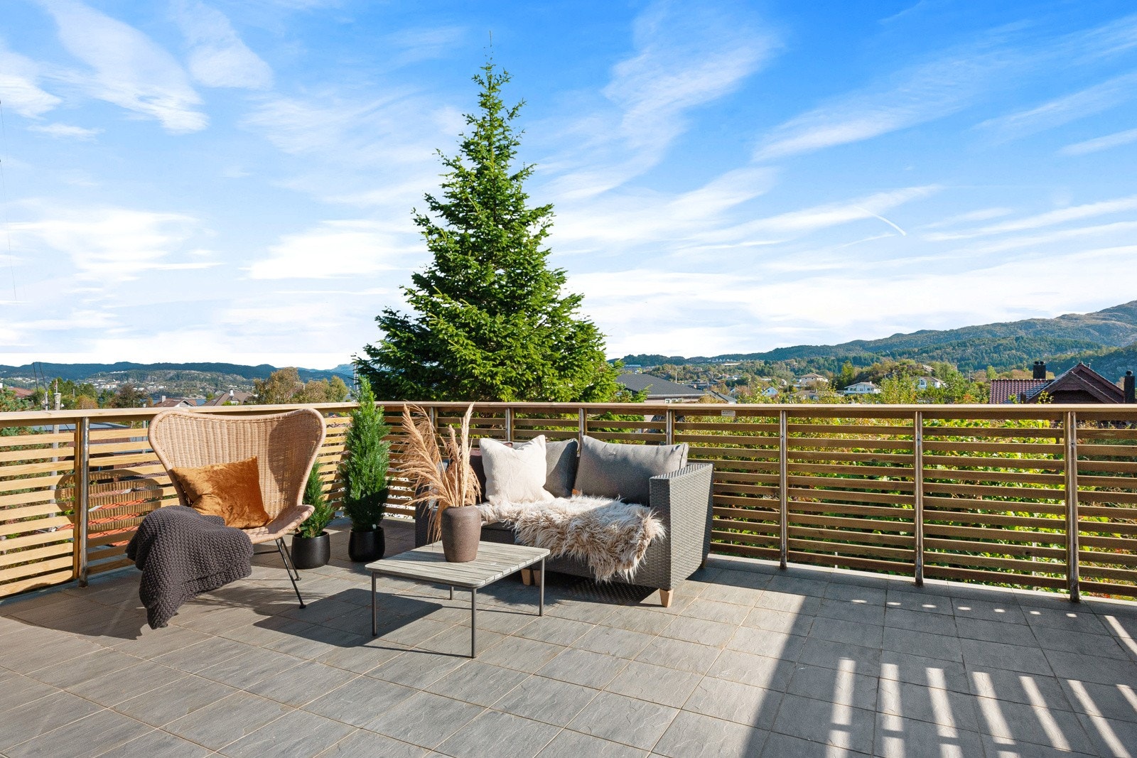 Terrasse ved inngangspartiet. Galleribilde