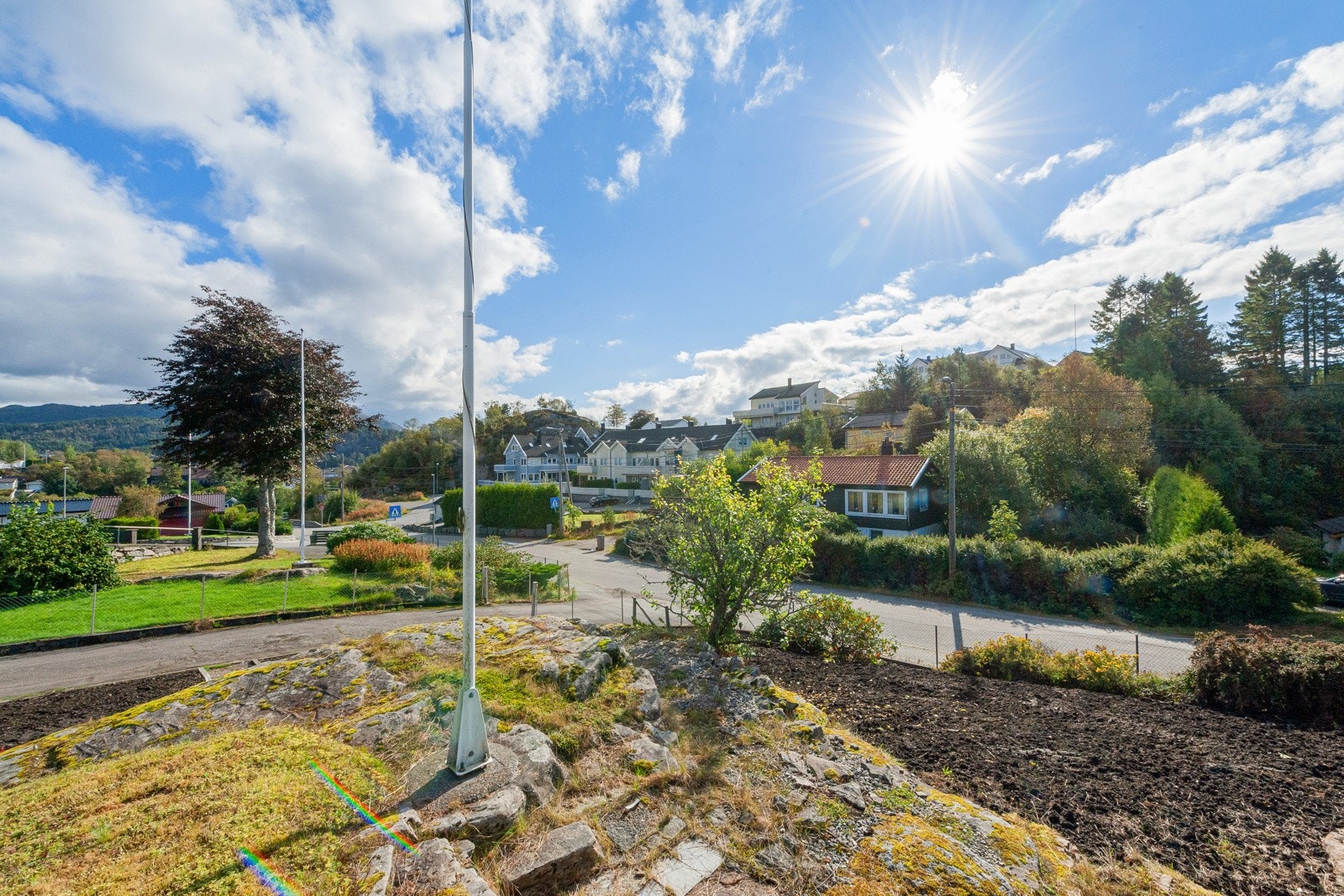Fin oppkjørsel til huset. Galleribilde