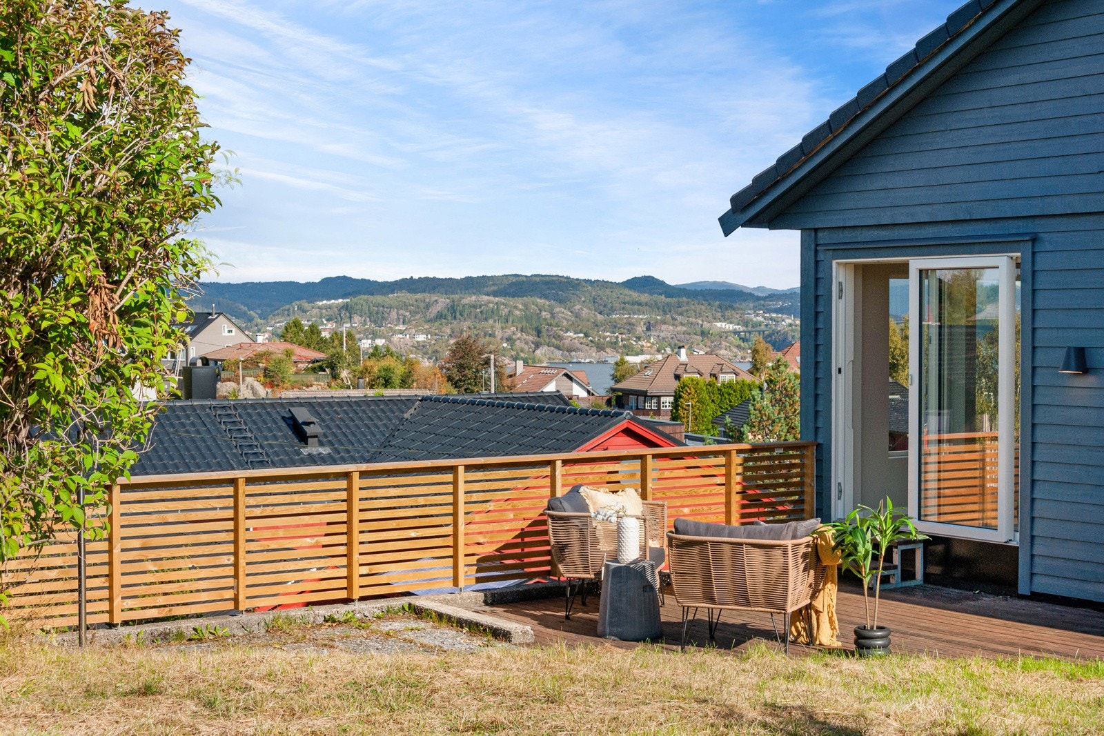 Fra terrassen ved stuen er det enkel overgang til hagen. Galleribilde