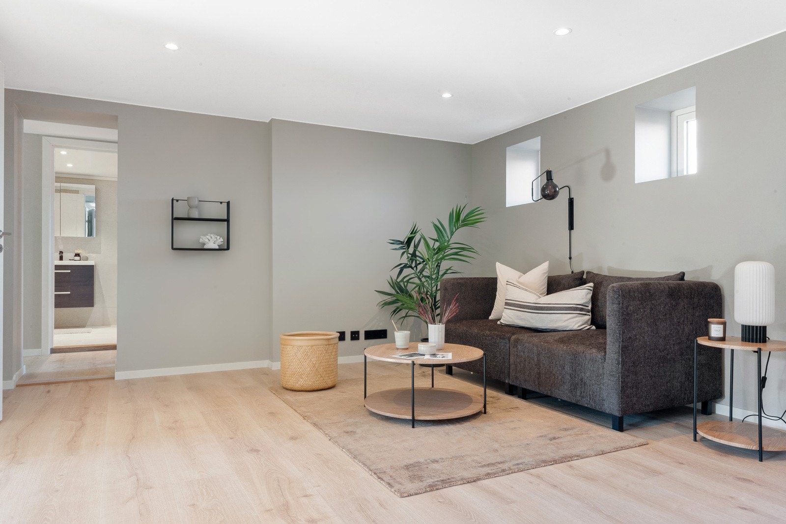 Kjellerstue med gulvvarme og innfelt downlights. Galleribilde