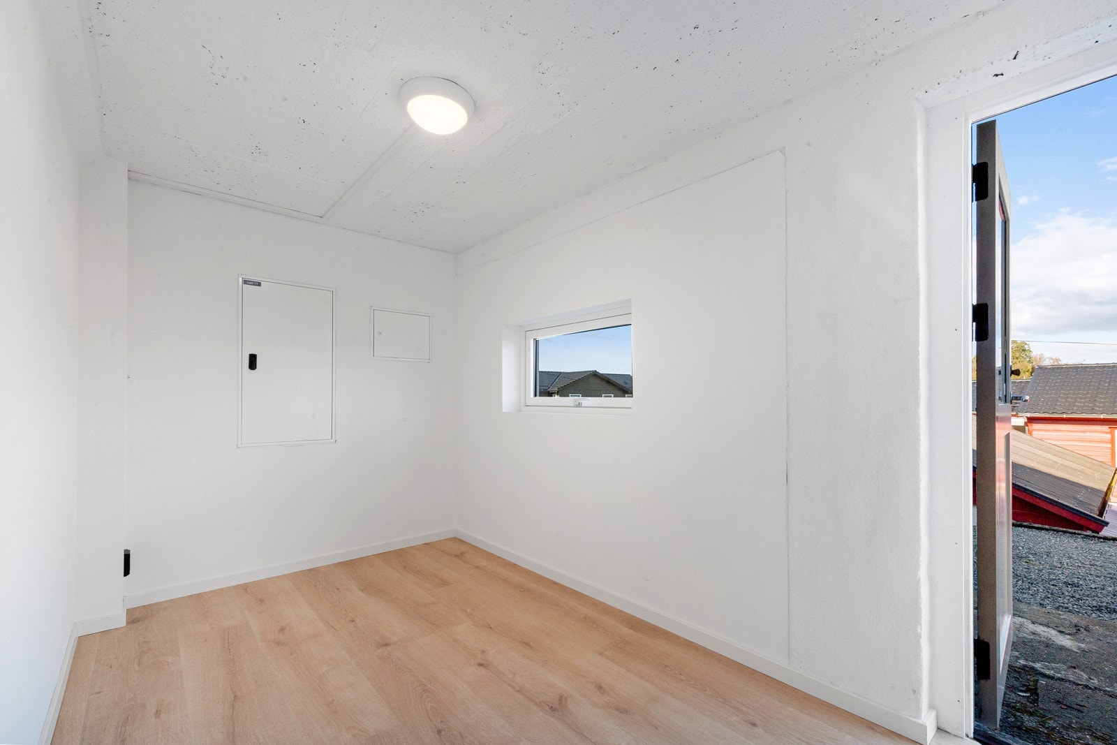 Eget inngangsparti til underetasjen. Galleribilde