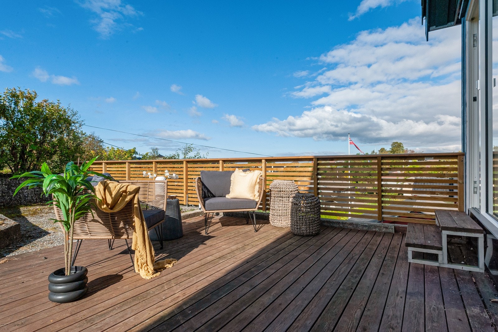 Terrasse med tilkomst fra stuen. Galleribilde