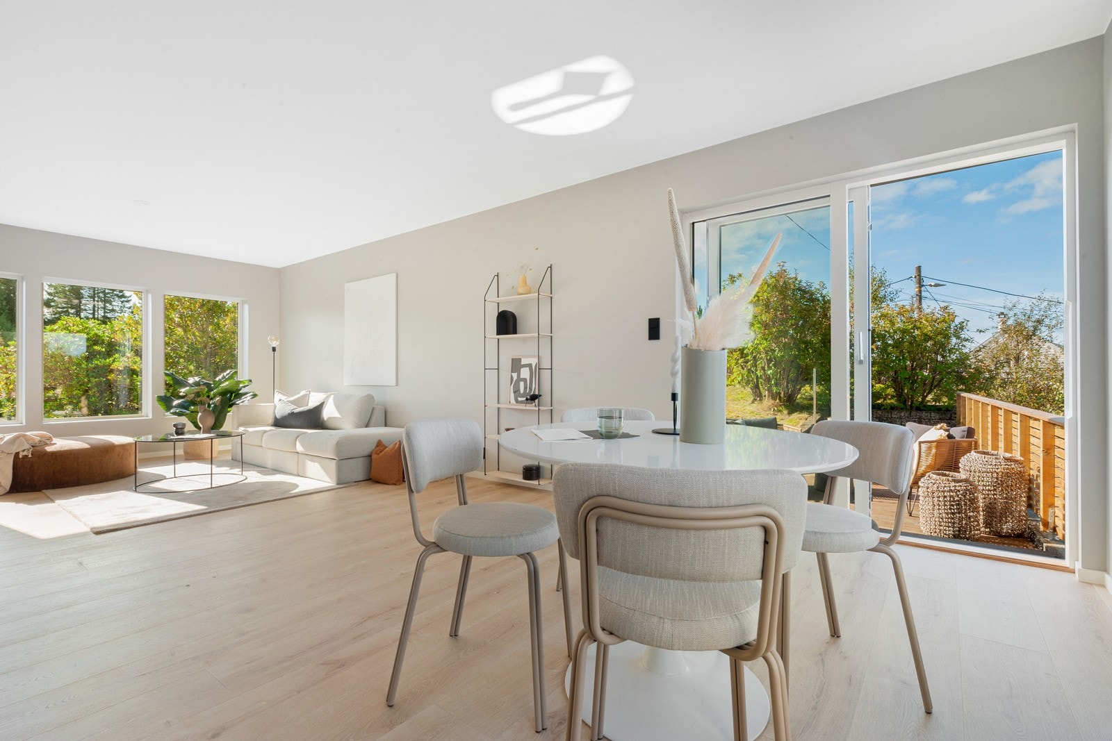 Store vindusflater gir optimale lysforhold og god romfølelse. Galleribilde