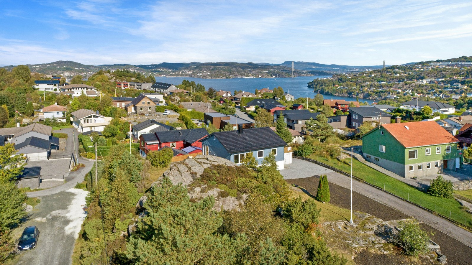 Enkel tilkomst og rikelig med bilplass på egen eiendom. Galleribilde