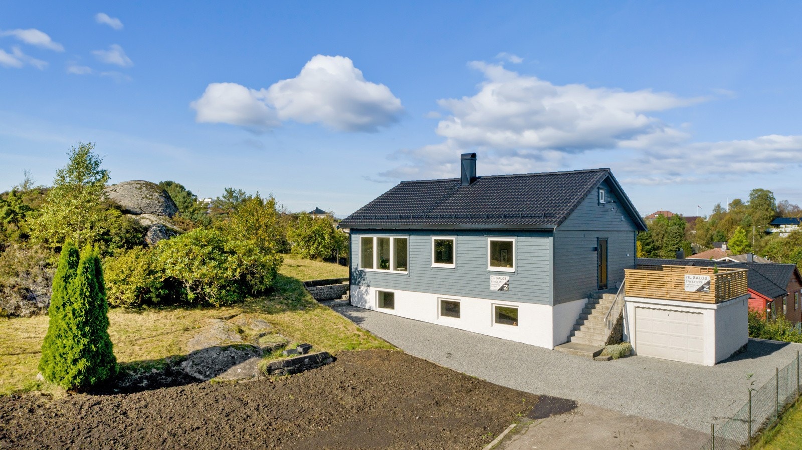 Ny takstein, renner og nedløp samt beslag rundt pipen. Galleribilde