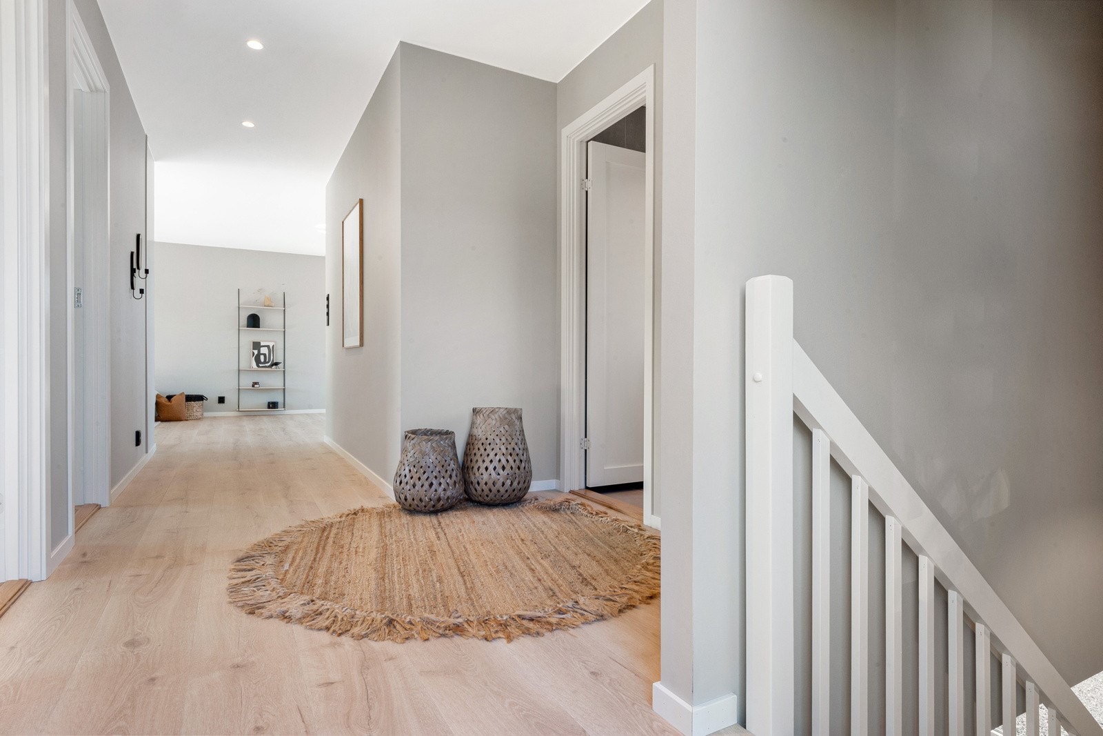 Pent gulv og vegger malt i varme og tidsriktige farger. Galleribilde