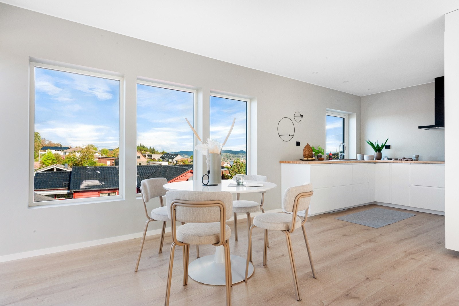 Fin overgang mellom stue og kjøkken gir fleksibilitet for plassering av spisebord. Galleribilde