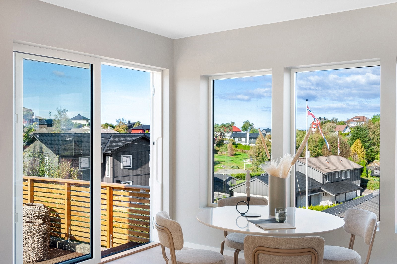 Vinduer, terrassedører, hoveddør og innvendige dører er fornyet. Galleribilde