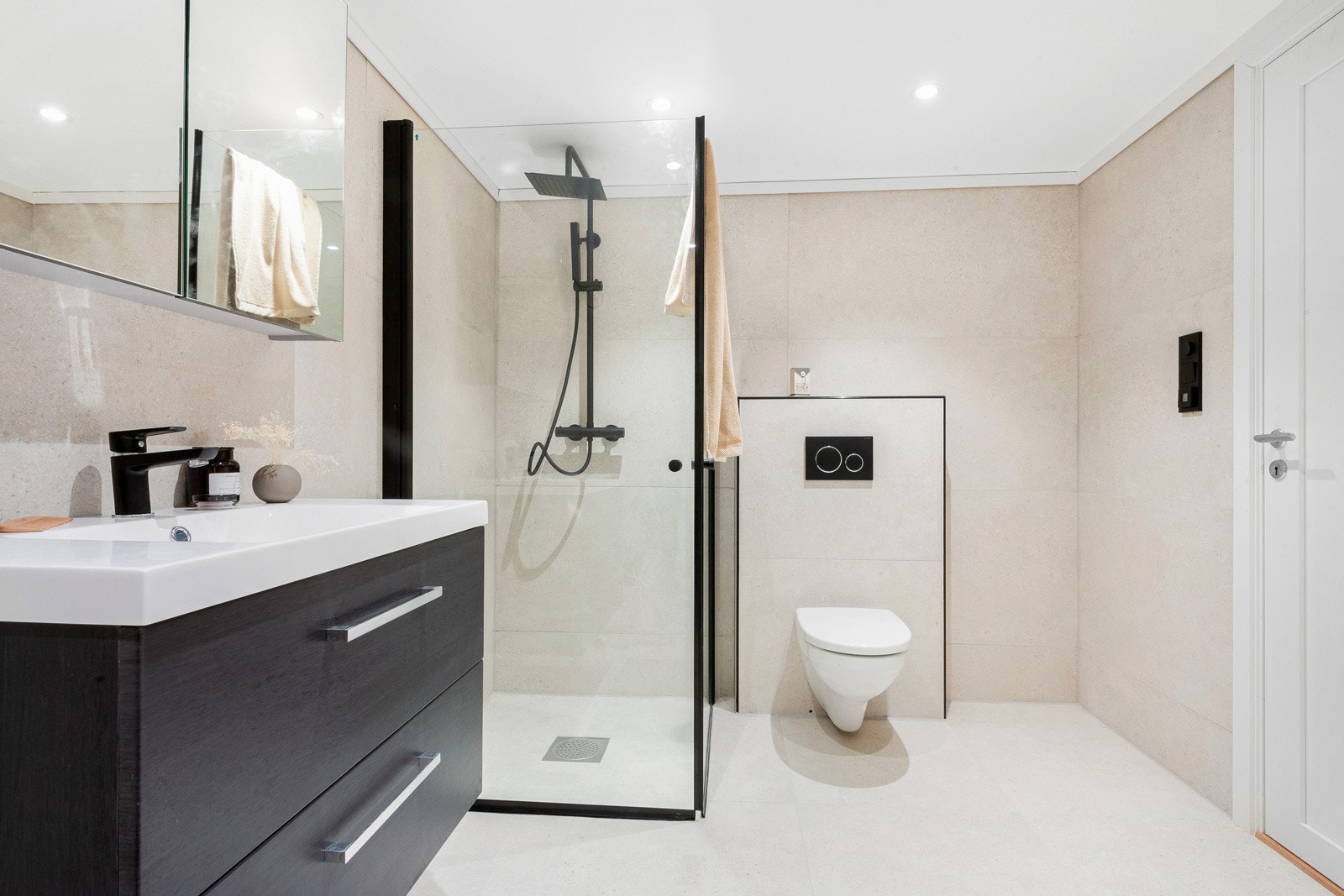 Lekkert baderom - Huset har to baderom, ett i hver etasje. Galleribilde