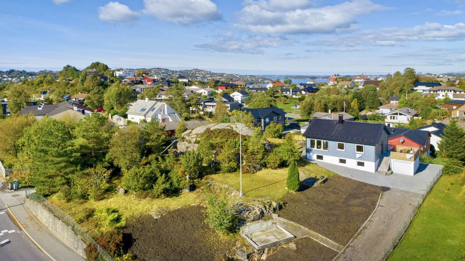 ENEBOLIG SOM ER OMFATTENDE OPPGRADERT I 2021 - TOMT PÅ HELE 1.8 MÅL Galleribilde