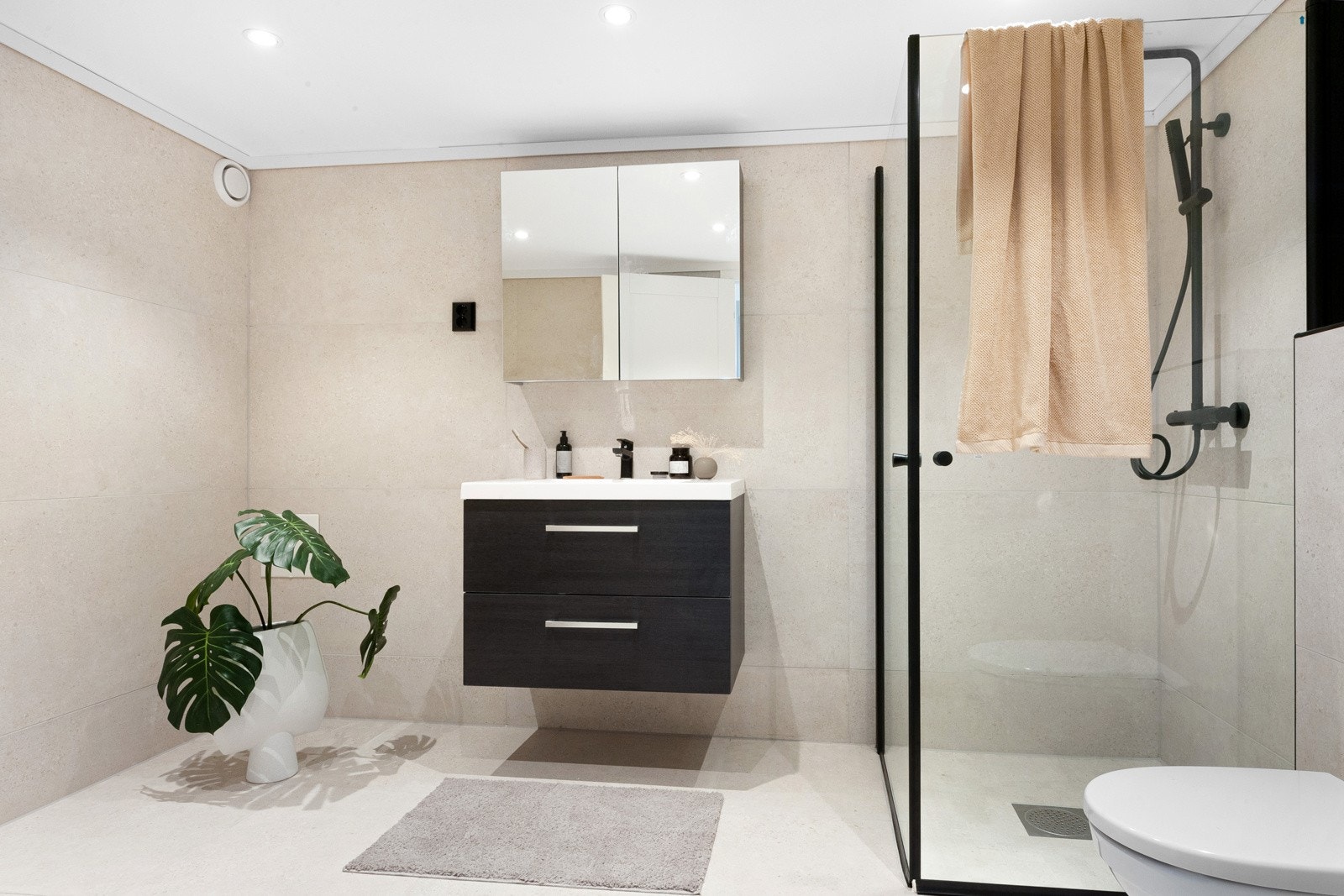 Fliselagt gulv og vegger, varmekabler og downlightsbelysning. Galleribilde