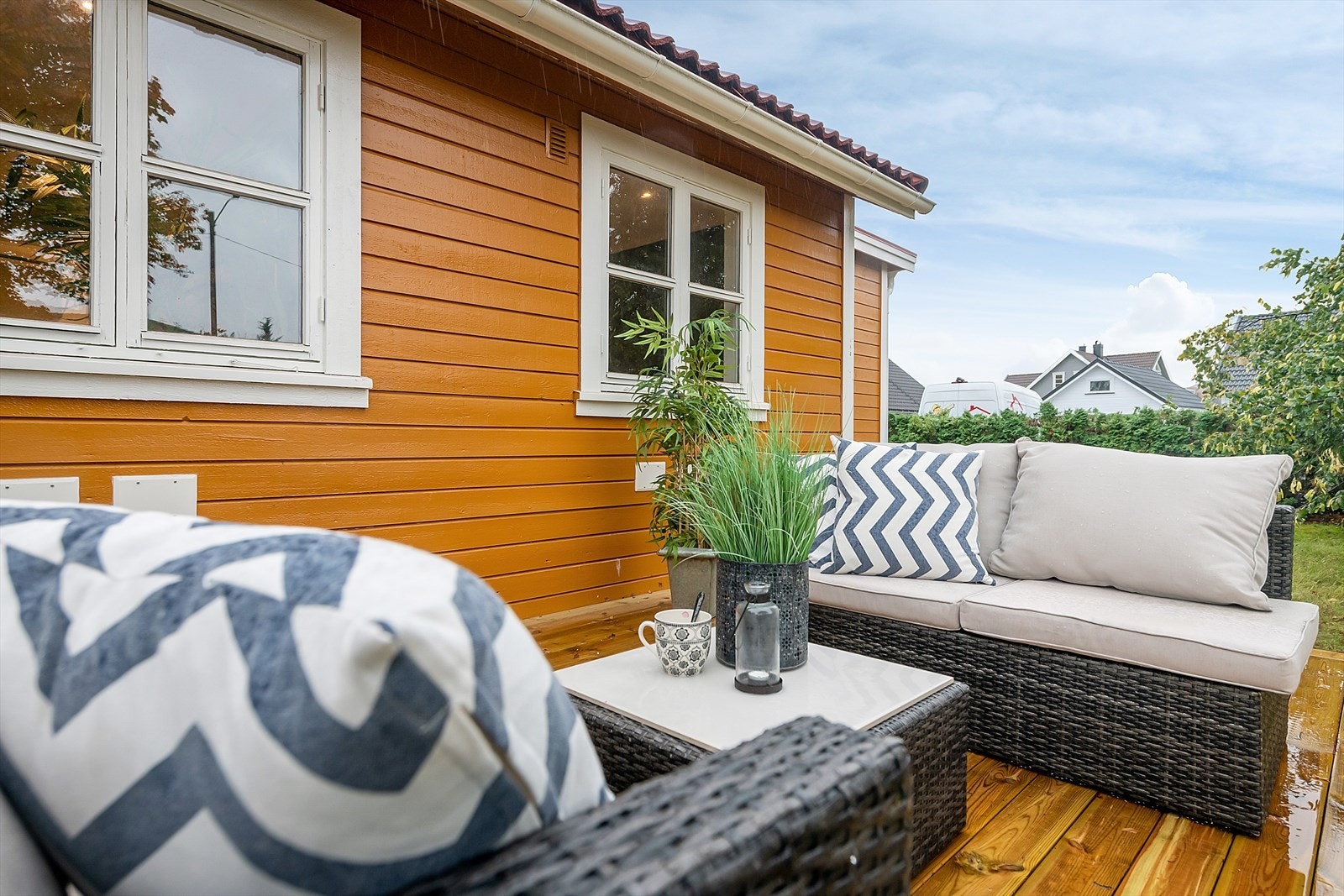 Boligen har en flott og solrik uteplass Galleribilde